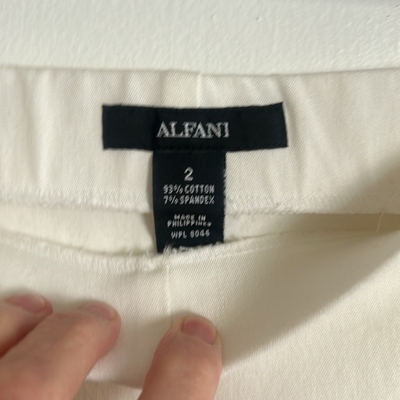 Alfani stretch Bermuda shorts. White. Size 2 - Picture 3 of 4